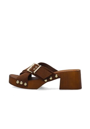 Bruine houten platformsandaal met brede stoffen kruisbanden, gouden gesp, ronde gouden studs en een dikke blokhak, zijaanzicht op witte achtergrond.