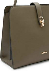 Olivengrüne Lederhandtasche mit strukturiertem Design, goldenen Hardware-Akzenten und einem abnehmbaren Tragegurt. Verfügt über einen Verschluss mit Klappe und ein geprägtes Logo.