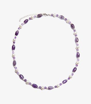 Lila und weiße Perlenkette mit facettierten Amethystperlen, runden Perlen und kleinen lila Akzenten, befestigt mit einem silbernen Verschluss und einer Kette.
