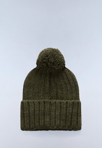 Beanie verde a maglia con un motivo testurizzato, caratterizzato da un grande pom-pom sulla parte superiore e un bordo spesso a coste sul fondo.