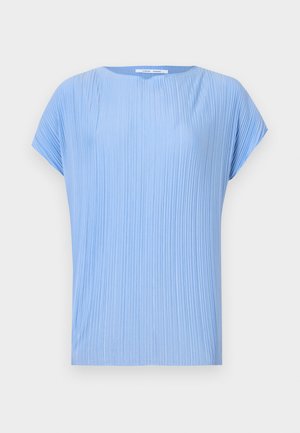 Vaaleansininen yläosa, joka on valmistettu laskostetusta kankaasta. Siinä on pyöreä pääntie ja lyhyet hihat, ja kangas on sileä ja hieman kiiltävä.