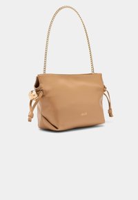 Tan læder håndtaske med kædehåndtag, snøre-lukning og logo på fronten. Glat tekstur med en blød, slasket form.