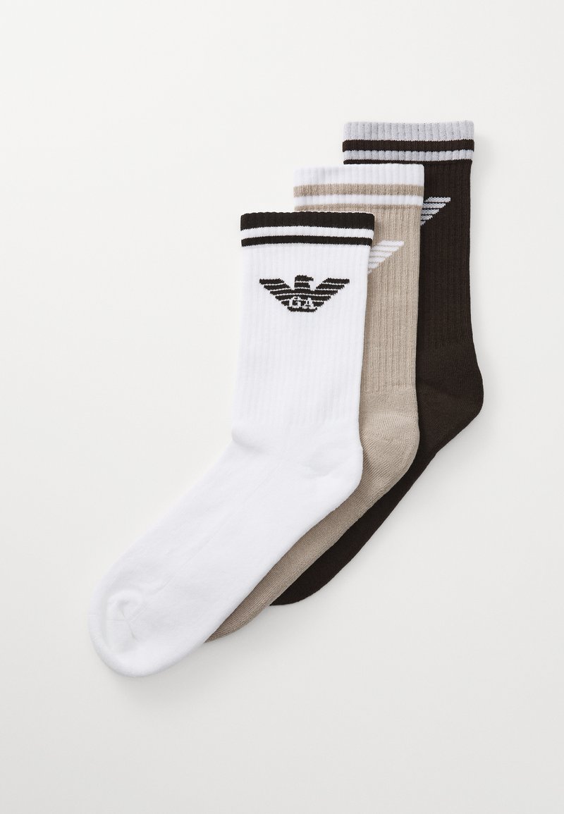 Σετ τριών ζευγαριών κάλτσες crew: λευκές με μαύρη επωνυμία, μπεζ με γκρίζες λεπτομέρειες και σκούρο καφέ με ανοιχτό γκρι ρίγες. Υφασμάτινες με υφή.