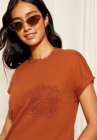 Friends Like These SHORT SLEEVE POCKET - REGULAR FIT  - Tričko s potlačou - orange