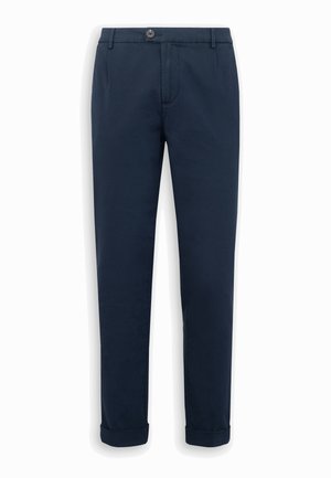 Marineblaue Herren-Skinny-Hose mit Knopfverschluss, Gürtelschlaufen, Vordertaschen und aufgekrempelten Säumen vor weißem Hintergrund.