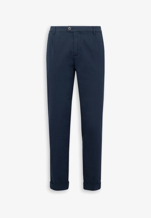 Pantaloni bleumarin pentru bărbați, cu croială slim, cu închidere cu nasture, curea, buzunare frontale și tivuri rulate, pe fundal alb.