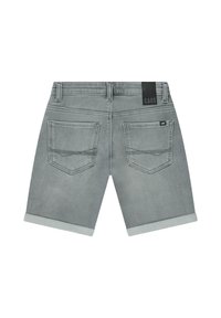 Grijze denim shorts met opgerolde manchetten, voorzien van twee achterzakken en een zwart stoffen label met "CARS." Schoon ontwerp en klassieke pasvorm.