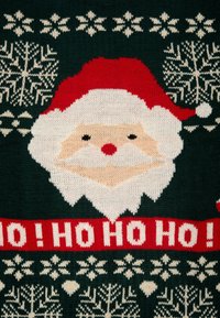 Gestrickter Weihnachtspullover in Dunkelgrün mit einem Santa-Gesicht, rotem Hut, weißem Bart, Schneeflocken und "HO! HO! HO!" in Rot.