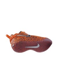 Scarpa sportiva arancione con superficie texturizzata, accenti neri e un prominente logo Nike. Presenta una punta arrotondata e una suola imbottita.