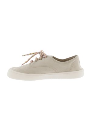 Sneaker in tela beige con lacci colorati e testurizzati, design a profilo basso e suola in gomma bianca. Vista laterale che mostra la finitura liscia e le cuciture.