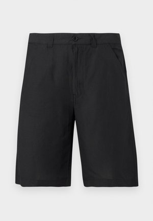 Melni ceļa garuma šorti ar priekšpusē pogu, rāvējslēdzēju, sānu kabatām un jostas cilpām, izstādīti uz vienkārša gaiša fona.