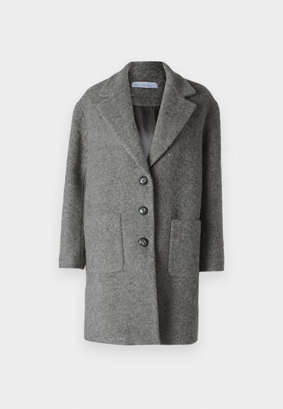 Pelēks vilnas mētelis ar atlokamu apkakli, trim pogām, divām priekšējām kabatām un gludu iekšējo oderi. Veidots, strukturēts dizains.