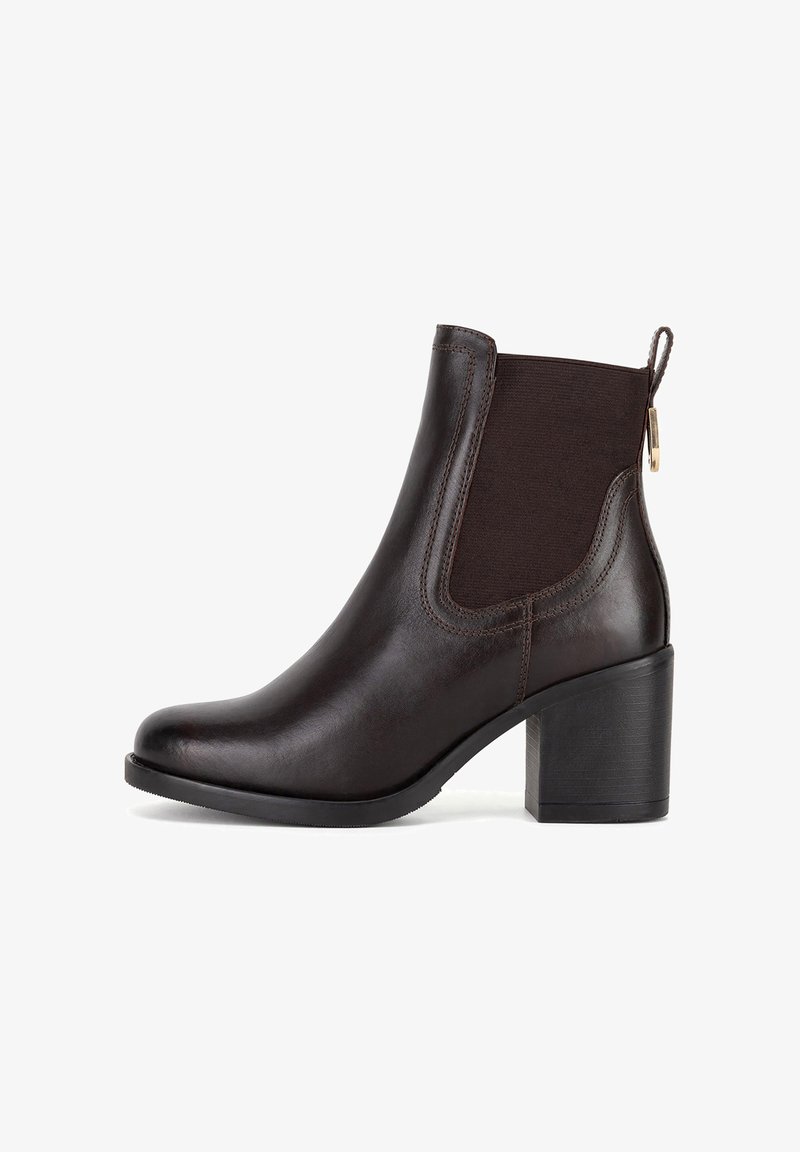 Brūna ādas potīšu zābaku ar elastīgām sānu daļām, noapaļu purngalu un bloku papēdi. Ar nelielu cilpu aizmugurē.