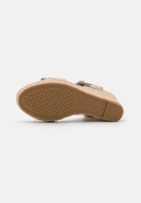 Tommy Hilfiger SEASONAL WEBBING WEDGE - Sandali con tacco - sandalwood