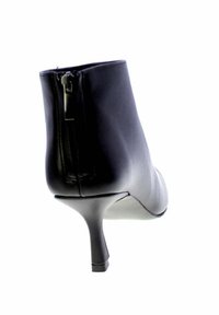 Stivale alla caviglia in pelle nera con cerniera posteriore e tacco a stiletto di media altezza, fotografato su uno sfondo bianco.