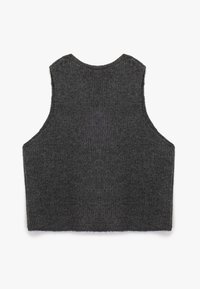 Grå strikket ærmeløs vest med lige snit. Stoffet er struktureret og ribbet, med en rund halsudskæring og rå kanter.