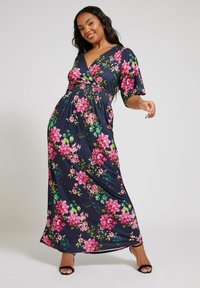 Blommig maxiklänning med en marinblå bakgrund och livfulla rosa och gröna blommor, korta ärmar, V-ringning och detalj med elastisk midja.