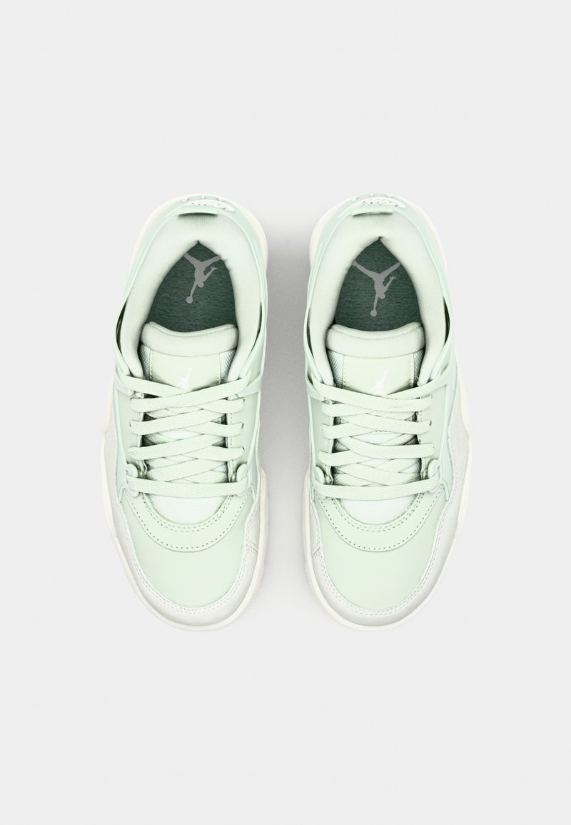 Sneaker verde menta con tomaia in pelle e mesh, suola bianca a contrasto, colletto imbottito e logo Jordan sulla linguetta e sulla soletta.
