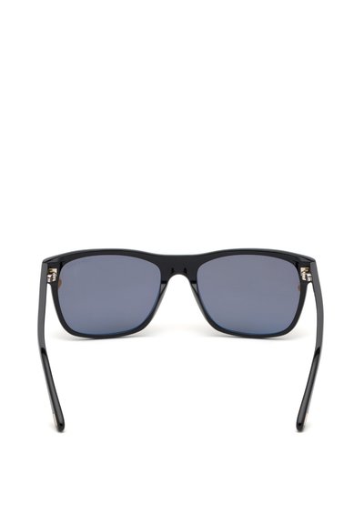 Gafas de sol de marco negro con lentes rectangulares. Lentes de tinte azul oscuro y brazos elegantes. Detalles metálicos cerca de las bisagras. Material plástico suave.
