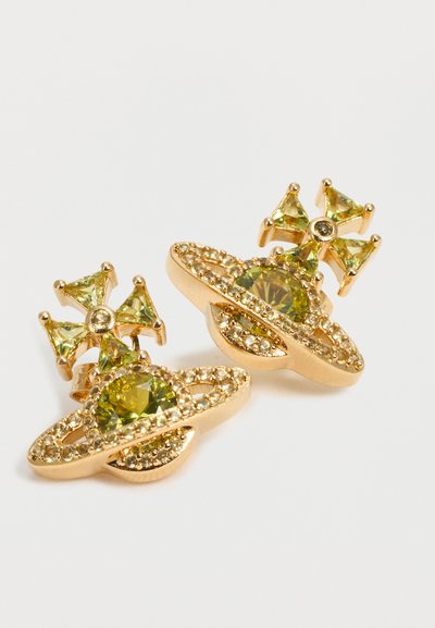 Cercei aurii în formă de verigi, cu pietre prețioase verzi și modele asemănătoare unei cruci pe partea de sus, cu mici cristale încrustate.