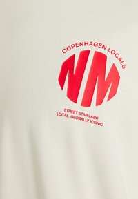 Bežinis trumpas rankovėmis marškinėliai su ryškaus raudono teksto ir apvalaus dizaino, ant kurių spausdinama "COPENHAGEN LOCALS" ir "STREET STAR LABS".