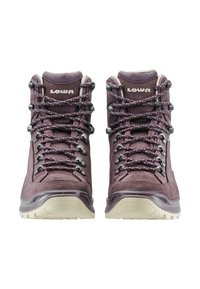 Par de botas de senderismo altas moradas con cordones estampados, ojales de metal y suelas robustas de color beige claro, vista frontal.