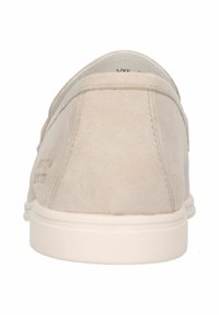 Scarpa slip-on in suede beige chiaro con punta arrotondata, superficie testurizzata e suola in gomma bianca. Il tallone presenta un'incisione del logo discreta.