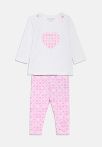 Σετ δύο τεμαχίων που περιλαμβάνει λευκό μπλουζάκι με μακριά μανίκια και ροζ γραφικό καρδιάς και ταιριαστά ροζ κολάν με σχέδιο.