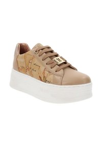 Zapatillas de cuero beige con un diseño texturizado en forma de mapa beige en el lateral, acentos dorados en los cordones y una suela gruesa blanca.
