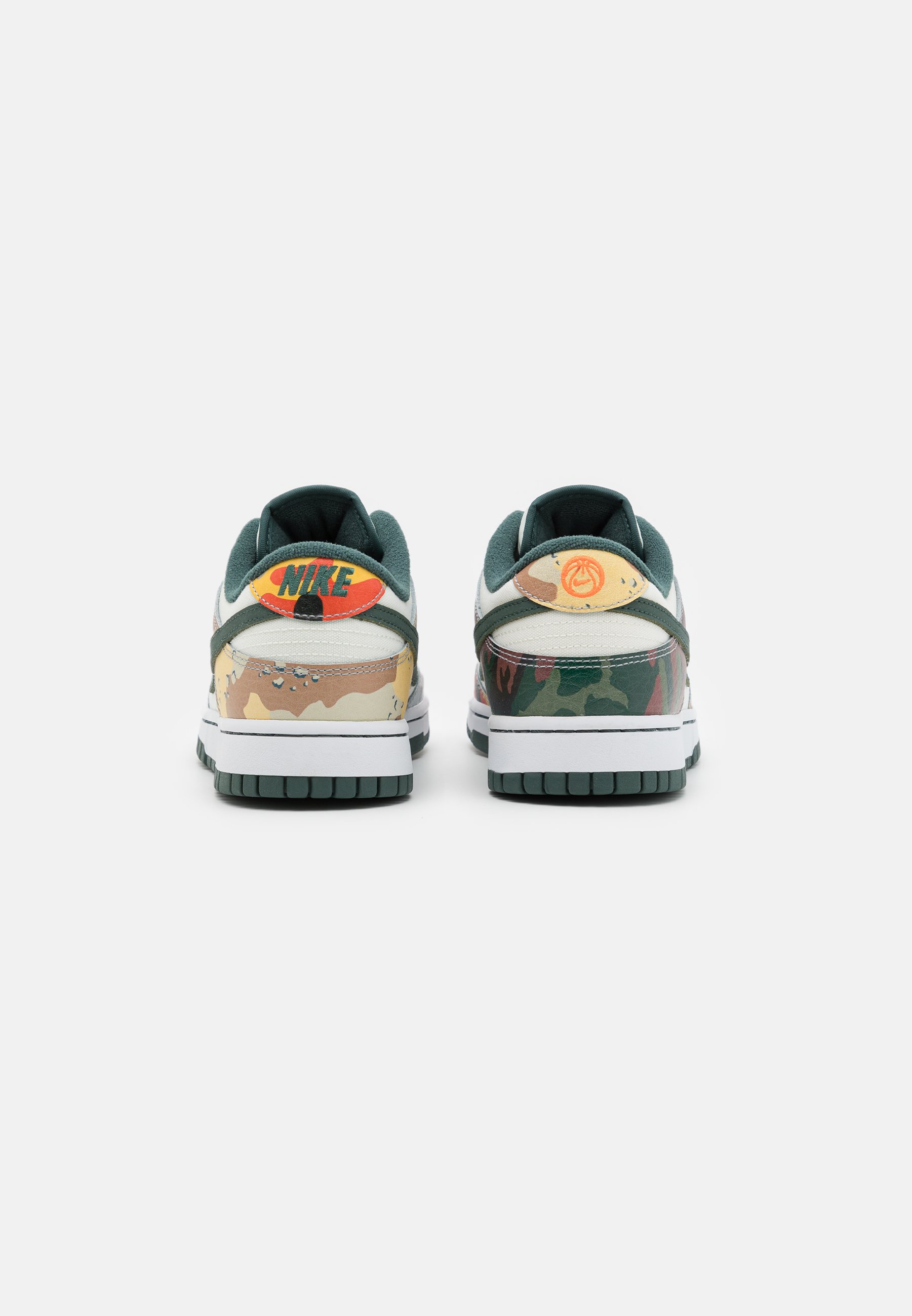 Nike Sportswear DUNK SE - Trainers - sail/vintage green/total  orange/white/multi-coloured - Zalando.co.uk