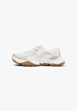 Witte en grijze lage sneaker met een bruin segmenten zool en een bovenwerk van mesh, vetersluiting en "Camper" merk op de zijkant.