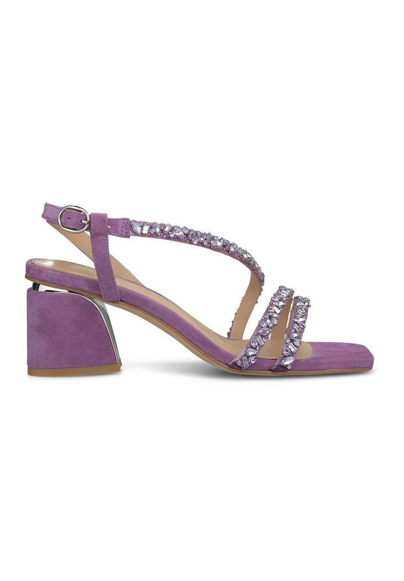 Sandal in suede viola con punta quadrata, decorata con dettagli in strass sulle cinghie e un tacco a blocco metallico. Cinturino alla caviglia regolabile.