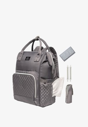 Mochila gris con textura acolchada, múltiples compartimentos, correas ajustables y bolsa de accesorios incluida con cierres a presión.
