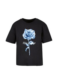 Sort t-shirt med et grafisk design af en blå rose med detaljerede kronblade og blade, ledsaget af teksten "Rise & Fly" i hvid kursiv.