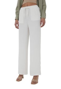 Pantaloni bianchi a gamba dritta con vita elasticizzata e coulisse. Realizzati in tessuto morbido e leggero, con tasche laterali e una vestibilità comoda.