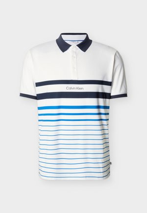 Fehér galléros póló sötétkék gallérral és mandzsettákkal, vízszintes sötétkék és kék csíkokkal, középen a mellrészen "Calvin Klein" logóval.