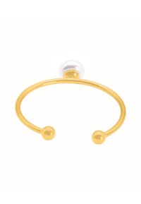 Anello in tono oro caratterizzato da un design minimalista aperto, con due estremità sferiche e un singolo accento di perla bianca sulla parte superiore.