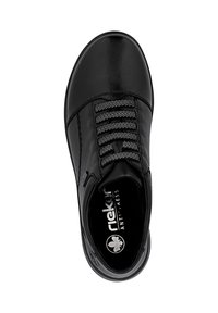 Sneaker in pelle nera con lacci a disegno bianco e nero, punta arrotondata e marchio visibile dell'intersuola con la scritta "Rieker Antistress".