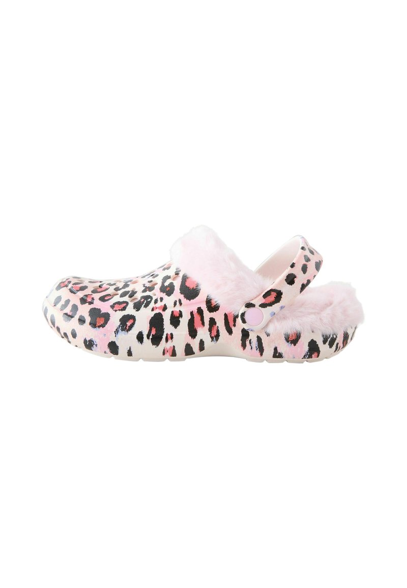 Læderklip med leopardmønster og en pink, blød foret, lavet af letvægtsmateriale, med en bagrem og en rund form for komfort.