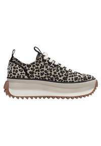 Sneaker con stampa leopardo, superiore in tela, lacci bianchi e suola piatta bianca spessa con dettagli di trazione a zigzag.