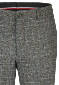 Grijze geruite broek van een gestructureerde stof. Kenmerkt zich door een bruin en zwart ruitpatroon, sluiting met knoop aan de voorkant en contrasterende binnenband.