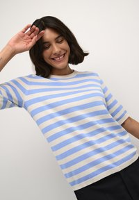 Stribet pullover sweater i lys blå og creme, med korte ærmer og rund halsudskæring, fremstillet i et blødt, tekstureret strik.