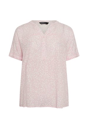Hellrosa Kurzarmbluse mit dezentem weißem Blumenmuster, V-Ausschnitt und drei vorderen Knöpfen.