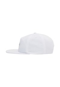 Weißer Baseballcap mit flachem Schirm, aus einem Stoff mit glatter Textur, ausgestattet mit Belüftungsöffnungen und einem gestickten Logo an der Seite.