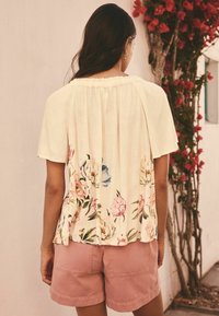 Next REGULAR FIT - SHORT SLEEVE BARDOT  - Blůza - cream floral placement print