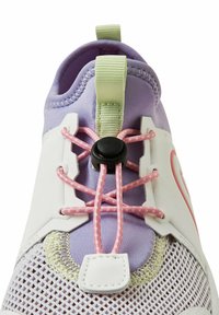 Lila Netz-Sportschuh mit einer weißen Gummisohle, rosa elastischen Schnürsenkeln und einem schwarzen Kordelzug. Verfügt über ein grünes Ziehband an der Ferse.