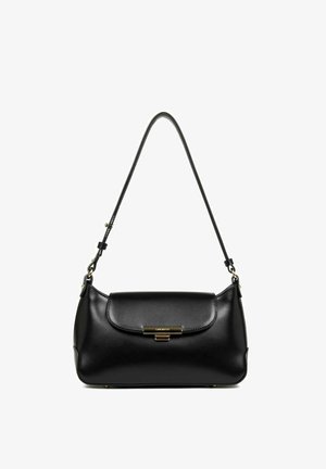 Borsa a spalla in pelle nera con un design elegante, forma arrotondata, chiusura a patta magnetica e dettagli in metallo color oro.