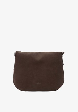Brązowa zamszowa torba na ramię z zaokrąglonym dnem, zamek błyskawiczny i minimalne logo z przodu. Gładka tekstura, prosty design.