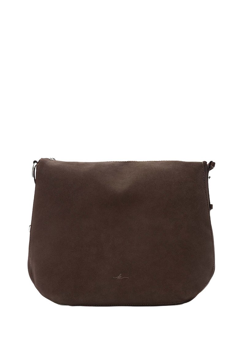 Brun ruskind crossbody taske med rund bund, lynlåslukning og minimal branding på forsiden. Glat overflade, enkelt design.