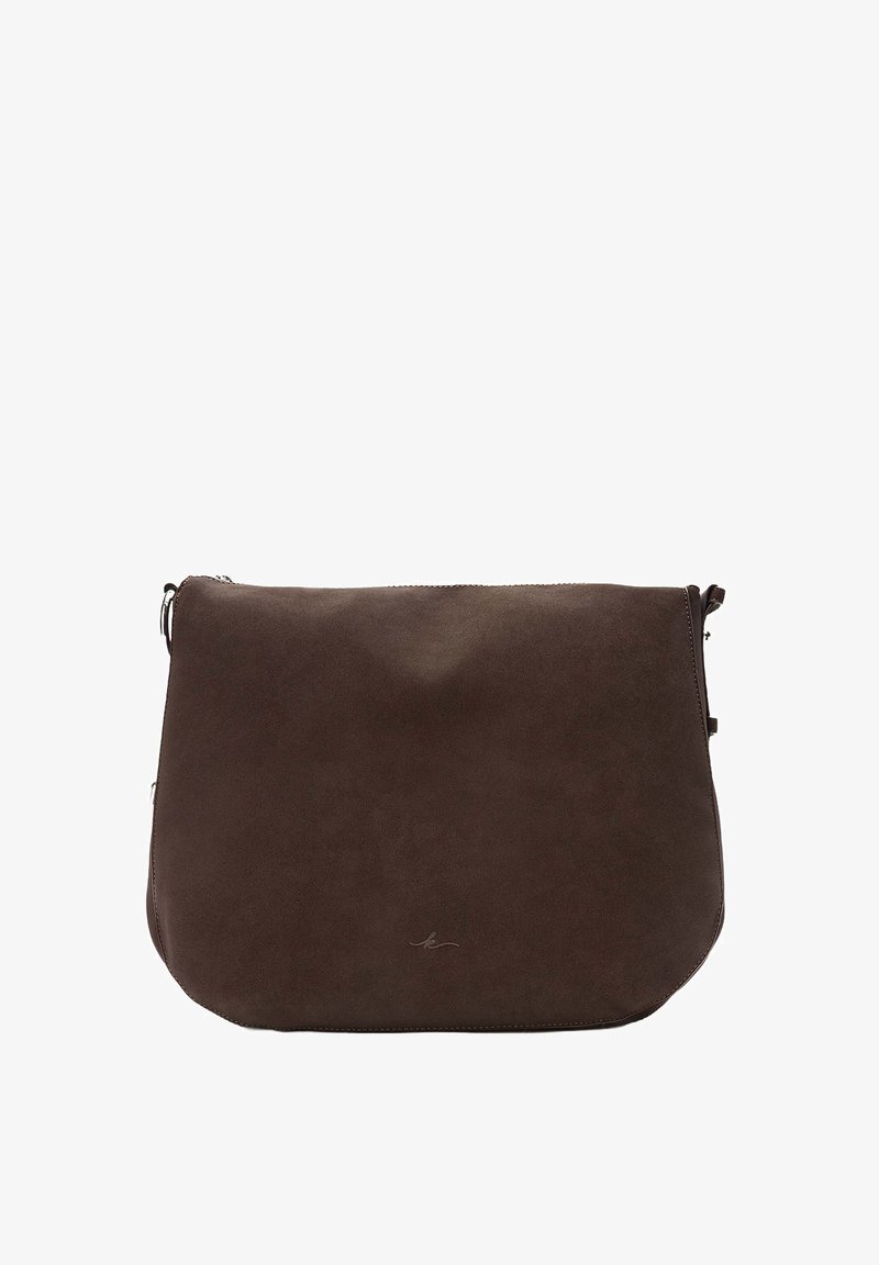 Brun ruskind crossbody taske med rund bund, lynlåslukning og minimal branding på forsiden. Glat overflade, enkelt design.